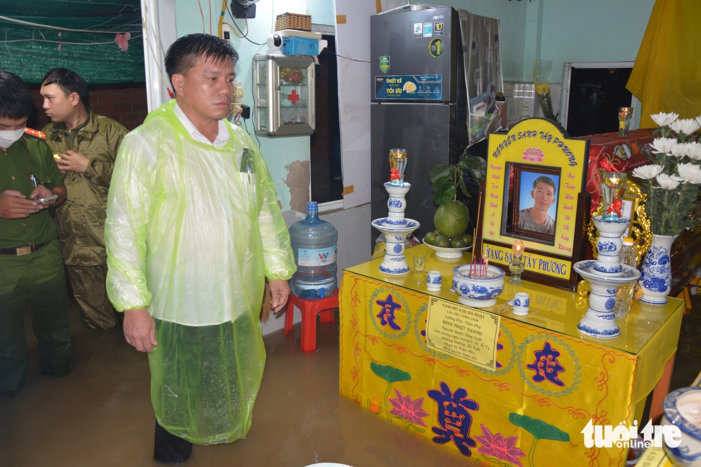 午夜,公安和民兵协助居民抬棺材躲避卡蒂河洪水